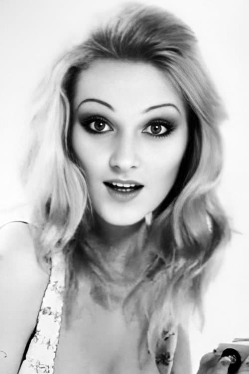 Julia Tomas image