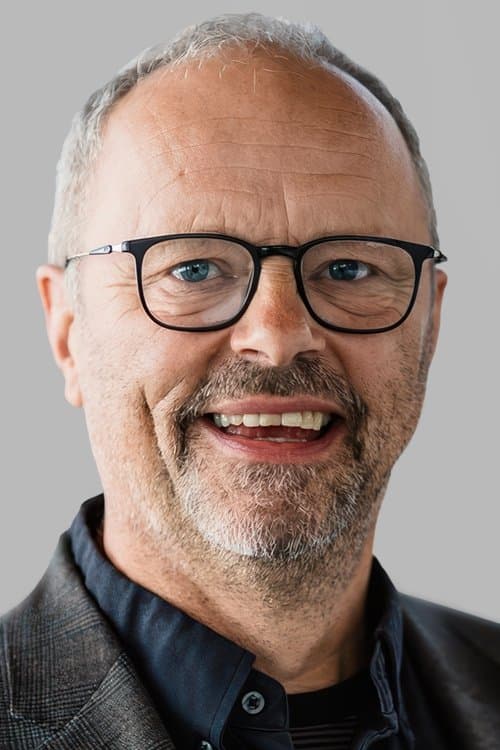 Robert Llewellyn image